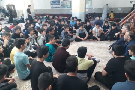 نشست صمیمی مسئول کانون بسیج اساتید دانشگاه آزاد اسلامی واحد نائین با دانش آموزان معتکف