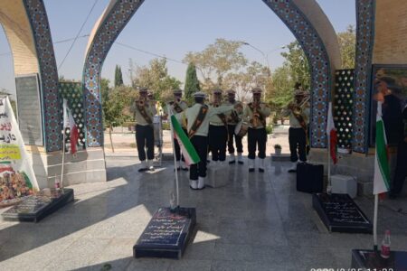 غبار‌روبی گلزار شهدای گمنام دانشگاه آزاد اصفهان به مناسبت هفته دفاع مقدس+ عکس و ویدئو
