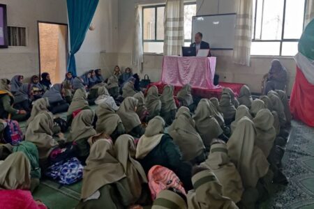 جلسه تببین «دلایل رعایت حجاب به زبان ساده» برای دانش آموزان مدرسه شهید فخّار کاشان
