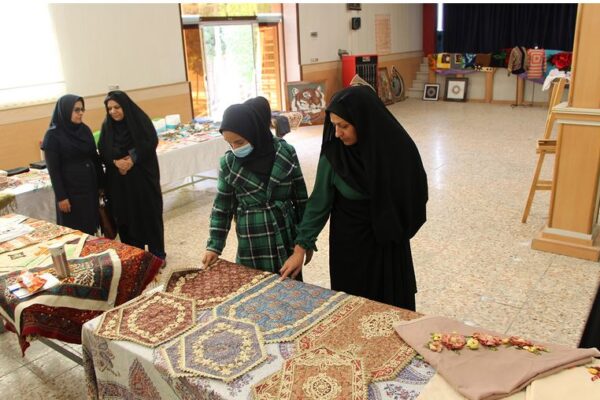 همکاری بسیج اساتید آموزشکده دختران نجف آباد در برپایی نمایشگاه و بازارچه مشاغل خانگی به مناسبت هفته مشاغل