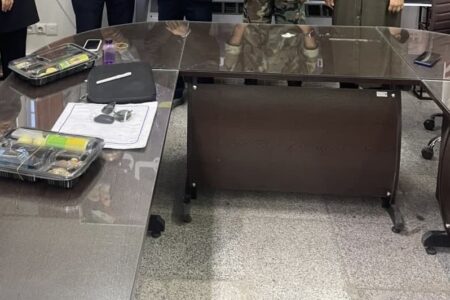 اقدام نمادین استاد بسیجی دانشگاه آزاد اصفهان در جلسه دفاع پایان نامه